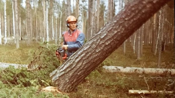 Isä metsätöissä 80-luvun alussa.