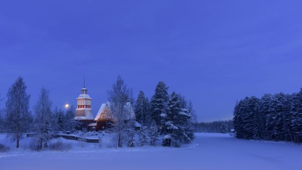 Petäjäveden vanha kirkko talviaamuna. (Kuvaaja: Teuvo Salmenjoki)