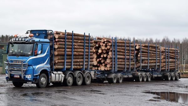 Kari Malmstedt Oy:n HCT-ajoneuvoyhdistelmä otettiin käyttöön Stora Enson puukuljetuksissa vuonna 2018. (Kuva: Stora Enso)