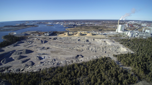 Metsä Fibre ei ole vielä paljastanut länsirannikon sahojensa tulevaisuutta kokonaisuudessaan. Toukokuussa 2020 Rauman sahan tontilla tehtiin maanrakennustöitä. (Kuvaaja: Juha Sinisalo)