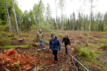 Metsäasiantuntijat Lassi Savolainen, Reijo Puttonen ja Arvo Vuorinen saavat sovitella moninaisia tavoitteita ja odotuksia yhteen Jyväskylän metsiä hoitaessaan. (Kuvaaja: Sami Karppinen)