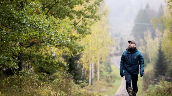 Antti Lukkarisella on 25 vuoden kokemus tammen kasvatta- misesta varsinaista kasvatusaluettaan pohjoisempana, Suonenjoella. (Kuvaaja: Matias Honkamaa)