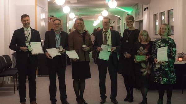 Kuvassa vasemmalta oikealle Jari Nyström, Teijo Palander, Annamari Laurén, Jyrki Kangas, Tuulikki Halla, Jaana Laine ja Reetta Karhunkorva.